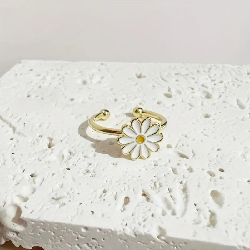 Daisy Bloom Twist Ring